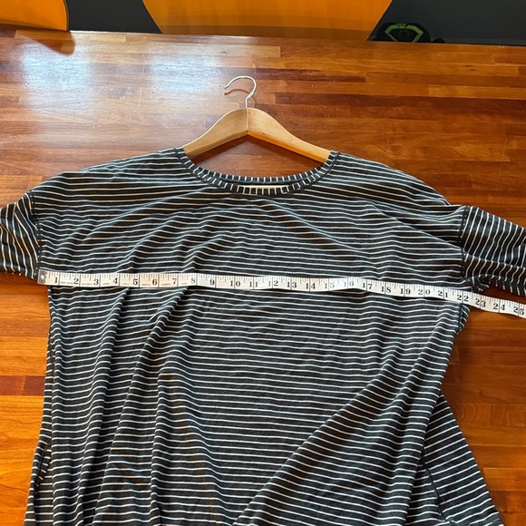 Lulu lemon asymmetrical long sleeve - Picture 6 of 9